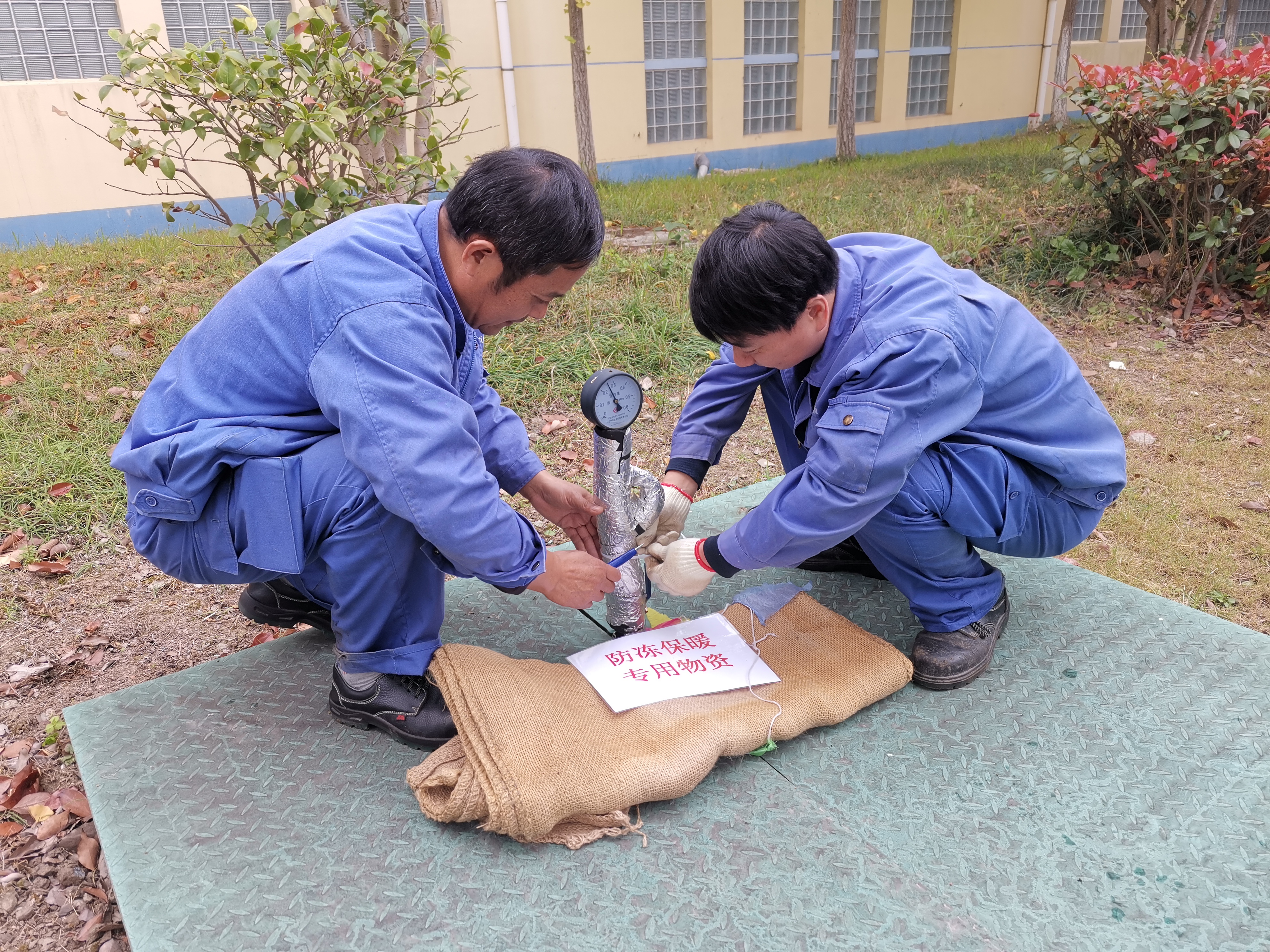 j9游戏水务原水公司长江原水厂对厂区内袒露管路包裹防冻铝箔保暖棉.jpg j9游戏水务原水公司长江原水厂对厂区内袒露管路包裹防冻铝箔保暖棉.jpg